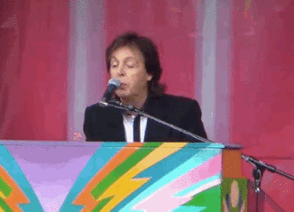 Paul McCartney has given an impromptu concert in Covent Garden during the lunchtime rush