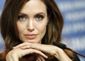 Angelina Jolie will receive the Jean Hersholt Humanitarian Award