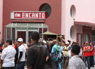Cuban government has ordered the immediate closure of dozens of privately-run cinemas and video-game salons