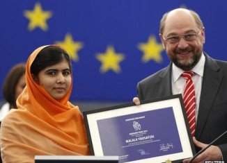 Malala Yousafzai has received the EU's Sakharov human rights prize at a ceremony in Strasbourg