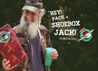 Si Robertson has teamed up with Operation Christmas Child to get the word out about sharing God’s love through the joy of a shoebox gift
