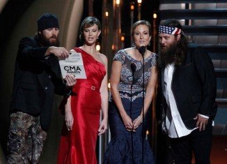 Viewers watching the 47th Annual Country Music Association Awards were surprised with Duck Dynasty stars appearance