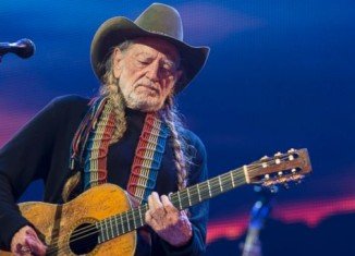 Willie Nelson has decided to suspend his tour after three members of his band were hurt when their bus plowed into a bridge pillar in Texas