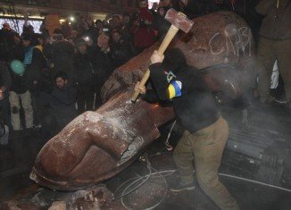 A group of protesters toppled the statue of Soviet leader Lenin at the top of Shevchenko's Boulevard
