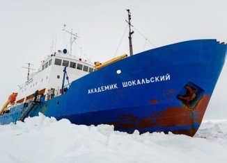 Akademik Shokalskiy scientific mission ship is still awaiting rescue after Snow Dragon icebreaker failed to reach it