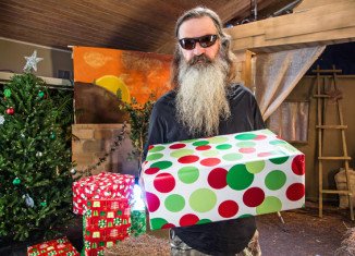 Phil Robertson takes Miss Kay and Jessica for a hunting trip to catch a hog for the family’s Christmas dinner