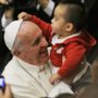 Little boy takes off Pope Francis’ white skullcap