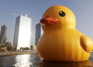 The giant yellow rubber duck on display in Taiwanese port of Keelung has burst in unexplained circumstances