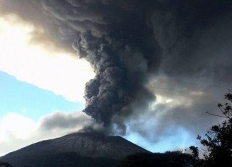 Thousands of people in eastern El Salvador are leaving their homes after the Chaparrastique volcano erupted