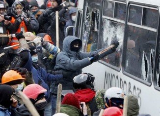 Large crowds of pro-EU demonstrators rallying against new laws which aim to curb public protests in Ukraine have clashed with police in Kiev