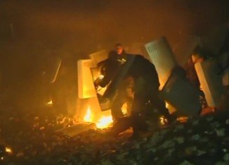 President Viktor Yanukovych has agreed to talk with pro-EU protesters and opposition leaders after violent clashes in Kiev