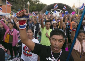 Thai protesters are blocking roads in parts of Bangkok in a bid to oust Yingluck Shinawatra’s government