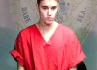 A Mimi Beach officer attempted to photograph Justin Bieber while he was in a temporary holding cell