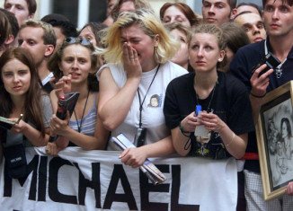 Five Michael Jackson fans have been awarded one euro each for the "emotional damage" they suffered after the pop star's death