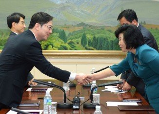 North Korea and South Korea are to hold rare high-level talks ahead of family reunions