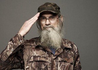 Si Robertson’s coworkers at the Duck Commander warehouse learned some new and disgusting habits from the Vietnam War veteran