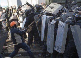 Thousands of Ukrainian protesters have clashed with police in central Kiev amid tensions over proposed changes to the constitution