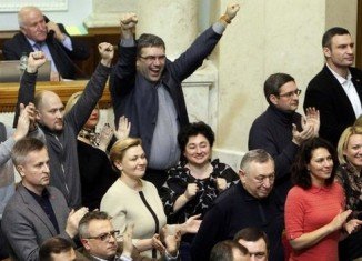 Ukraine’s parliament has voted to oust President Viktor Yanukovych and hold early presidential elections on May 25