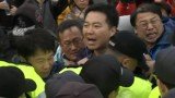 Families of passengers on sunken South Korean ferry Sewol have protested angrily over the rescue operation