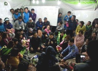 Families of passengers still missing from the Sewol ferry disaster have confronted the fisheries minister and the coastguard chief