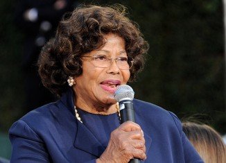 Katherine Jackson has been ordered by a US court to pay AEG Live $800,000 or costs defending the failed negligence case she brought against the concert promoter