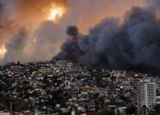More than 150 homes have been destroyed by a huge forest fire in the Chilean port city of Valparaiso
