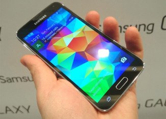 Samsung has revealed that some of its flagship Galaxy S5 handsets have been shipped with a non-functioning camera