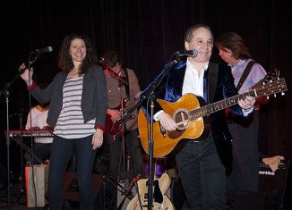 Singers Paul Simon and Edie Brickell have been arrested and charged with disorderly conduct