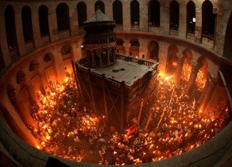 Thousands of Christian Orthodox pilgrims have celebrated Easter's Holy Fire ceremony at the Church of the Holy Sepulchre in Jerusalem