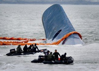 A civilian diver searching for bodies in the Sewol ferry that sank last month in South Korea has died