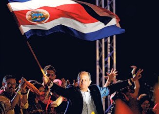 Costa Rica's newly elected President Luis Guillermo Solis has passed a decree banning his name being put on plaques at public works