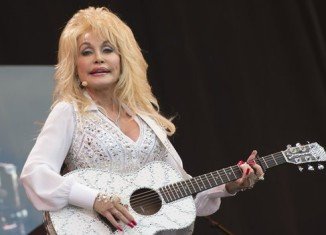 Dolly Parton has drawn a huge crowd for her Glastonbury debut