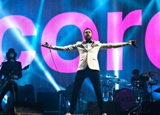 Kasabian has closed the 2014 Glastonbury Festival with a powerful, bombastic set that drew tens of thousands to the Pyramid Stage
