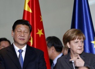 Angela Merkel has begun a three-day visit to China with trade issues high on the agenda
