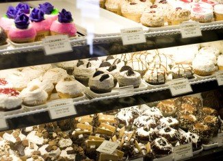 Crumbs Bake Shop will shut all its shops, a week after its shares were suspended from trading on the Nasdaq index