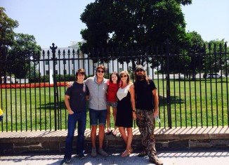 Jase Robertson with his wife Missy and their kids in front of the White House