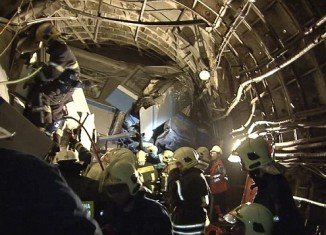Two Moscow metro workers have been arrested for safety breaches after a train derailed, killing 21 people