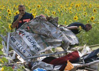 Dutch and Australian forensic experts have found human remains at the site of the flight MH17 crash in east Ukraine