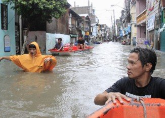 Some 200,000 people have been forced to leave their homes in the Philippines after tropical storm Fung-Wong has brought flooding, heavy rains and high winds