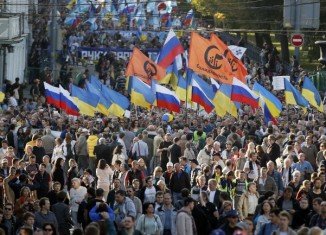 Tens of thousands of Russians have marched in Moscow to protest against the armed conflict in eastern Ukraine