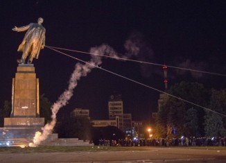 Ukrainian nationalists have torn down Lenin statue in the centre of Kharkiv
