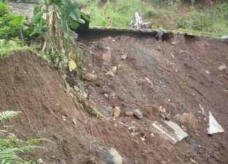 At least 200 people are missing and 10 people are reported dead following a landslide in central Sri Lanka