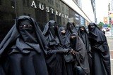Australia’s government has reversed a decision which would have restricted access to parliament in Canberra for women wearing full-face Islamic veils