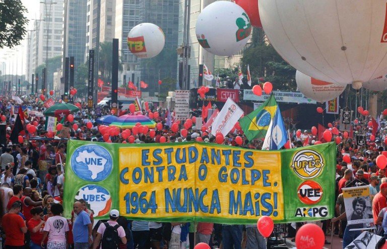 Brazil Protests: Tens of Thousands of Dilma Rousseff’s Supporters Rally in Brasilia