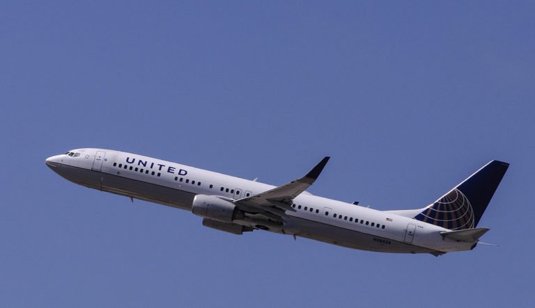 United Airlines to Offer Up to $10,000 to Passengers Who Give Up Seats on Overbooked Flights