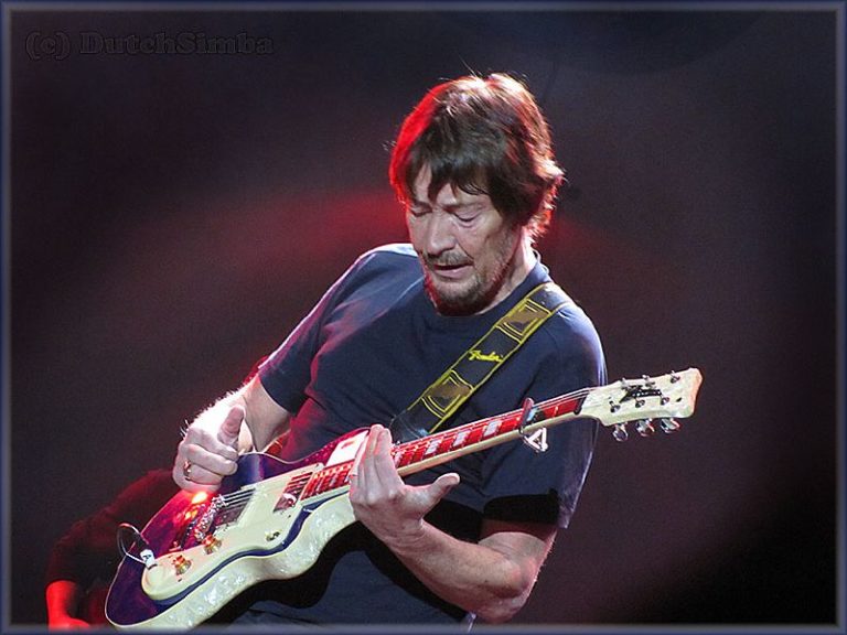 Chris Rea Collapses On Stage