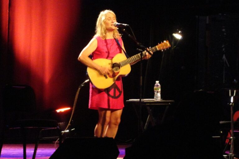 “I Kissed a Girl” Singer-Songwriter Jill Sobule Dies in Tragic House Fire