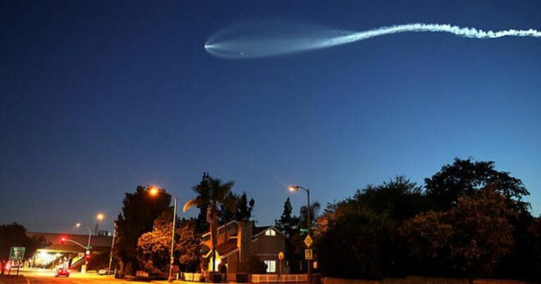 UFO Hysteria in Australia Debunked as Plumes from Chinese Rocket