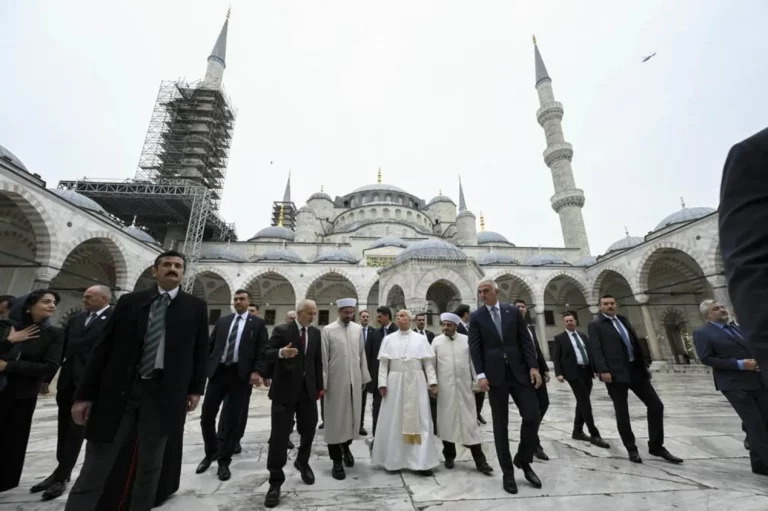 Pope Leo XIV Makes Historic Visit to Istanbul’s Blue Mosque