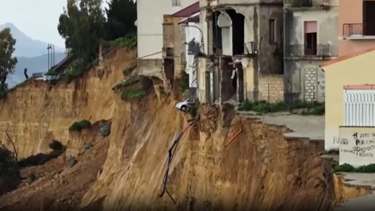 Storm Harry: 1,500 Evacuated as Sicilian Town Teeters on Crumbling 2.5-Mile Cliff